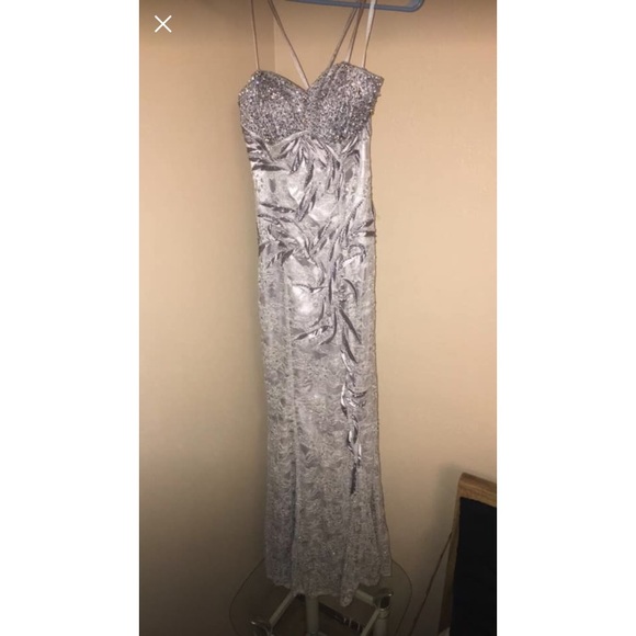 PROM DRESSES - Picture 4 of 5